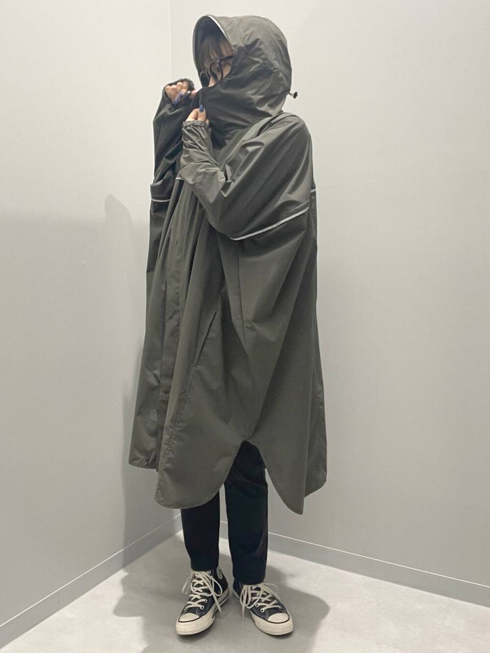 グリーン系のブルゾン、ブラック系のデニムパンツ、ホワイト系のTシャツ/カットソーを着用したレディースの夏コーディネートの4枚目の写真