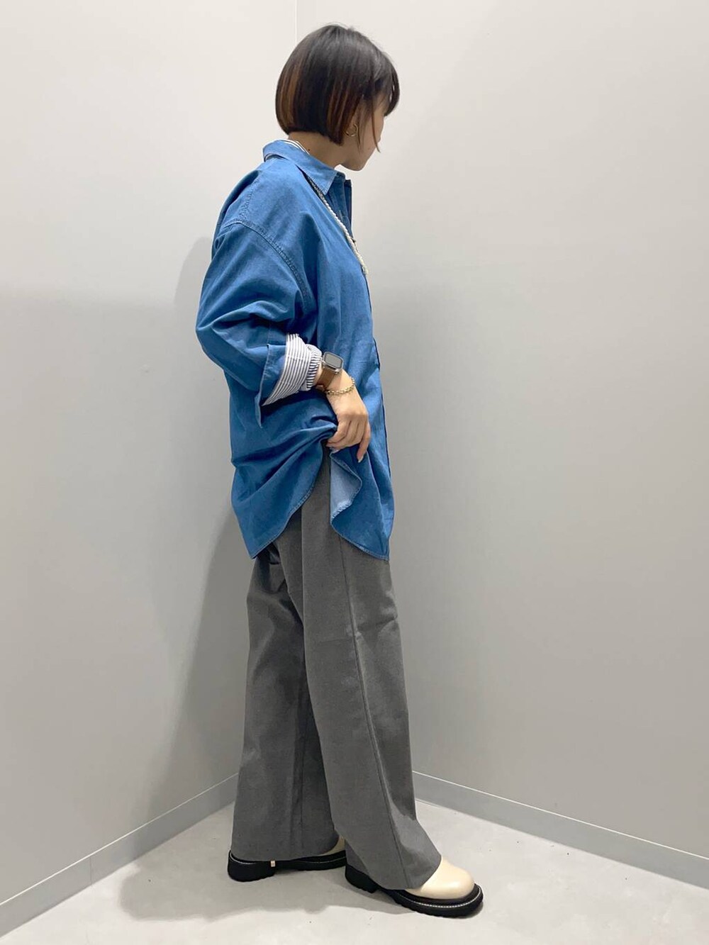 グレー系のその他パンツ、ブルー系のシャツ/ブラウス、ブルー系のシャツ/ブラウスを着用したレディースの秋コーディネートの3枚目の写真