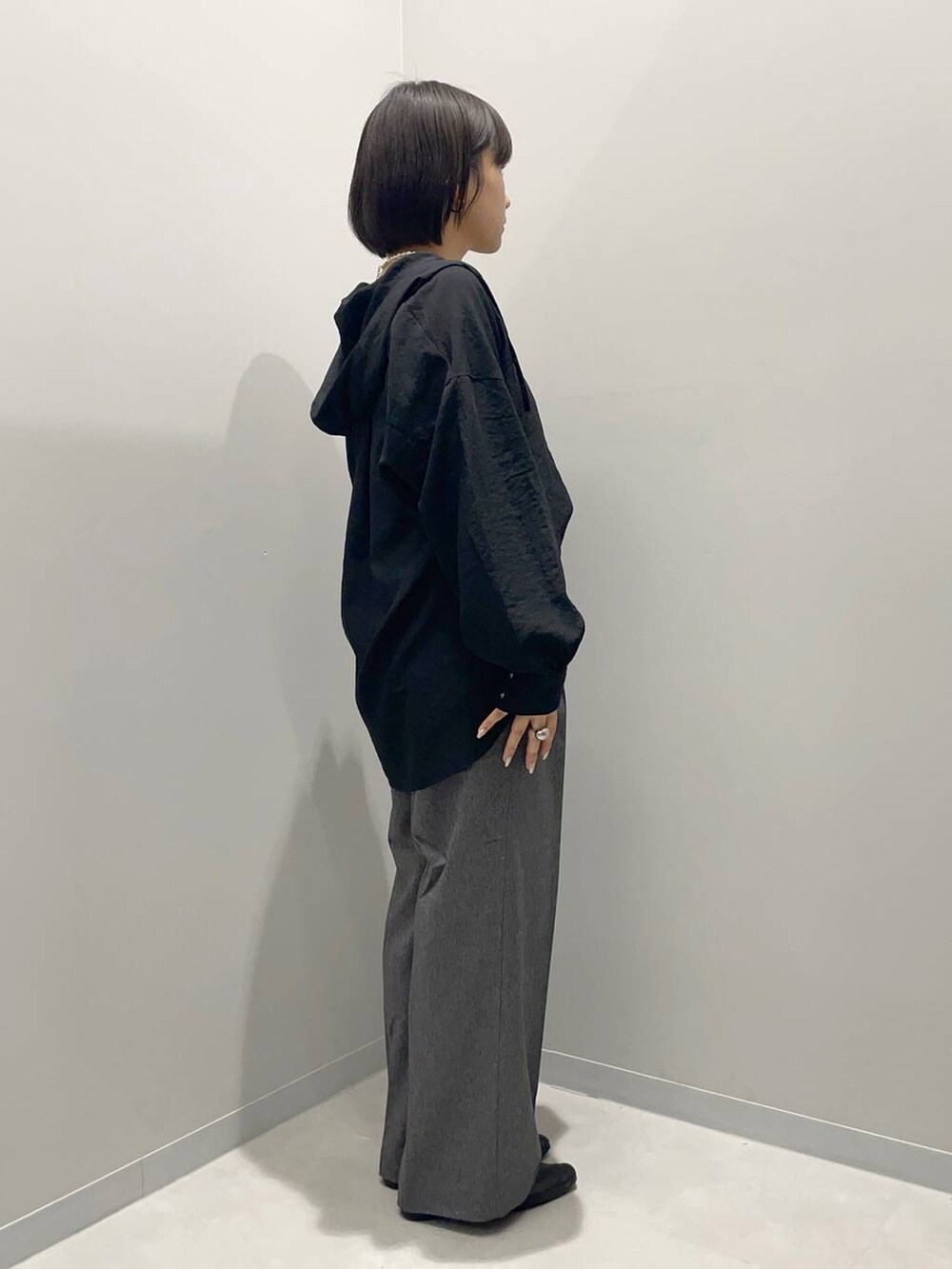 グレー系のその他パンツ、ブラック系のシャツ/ブラウスを着用したレディースの夏コーディネートの2枚目の写真