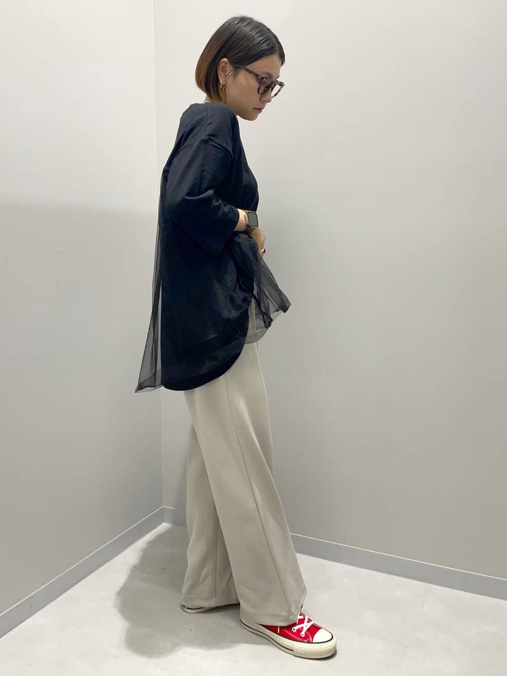 ホワイト系のその他パンツ、ブラック系のTシャツ/カットソーを着用したレディースの秋コーディネートの2枚目の写真