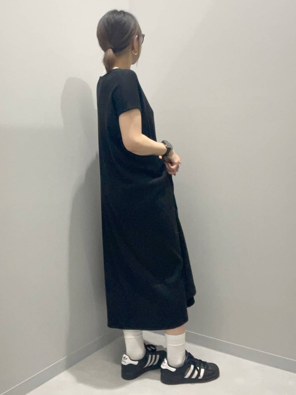 ブラック系のワンピースを着用したレディースの夏コーディネートの2枚目の写真