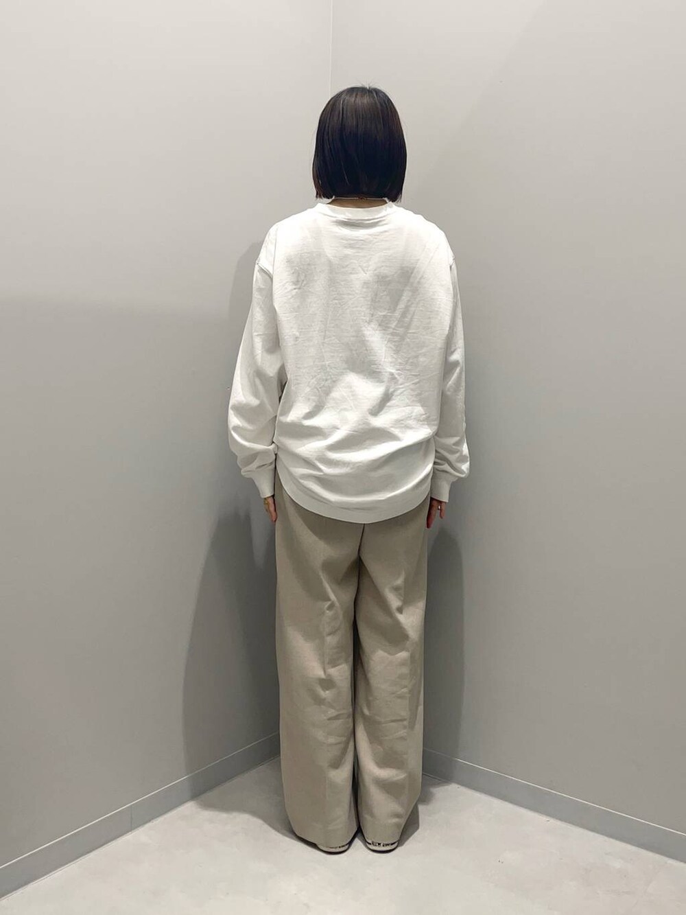 ホワイト系のTシャツ/カットソー、ベージュ系のその他パンツを着用したレディースの春コーディネートの4枚目の写真