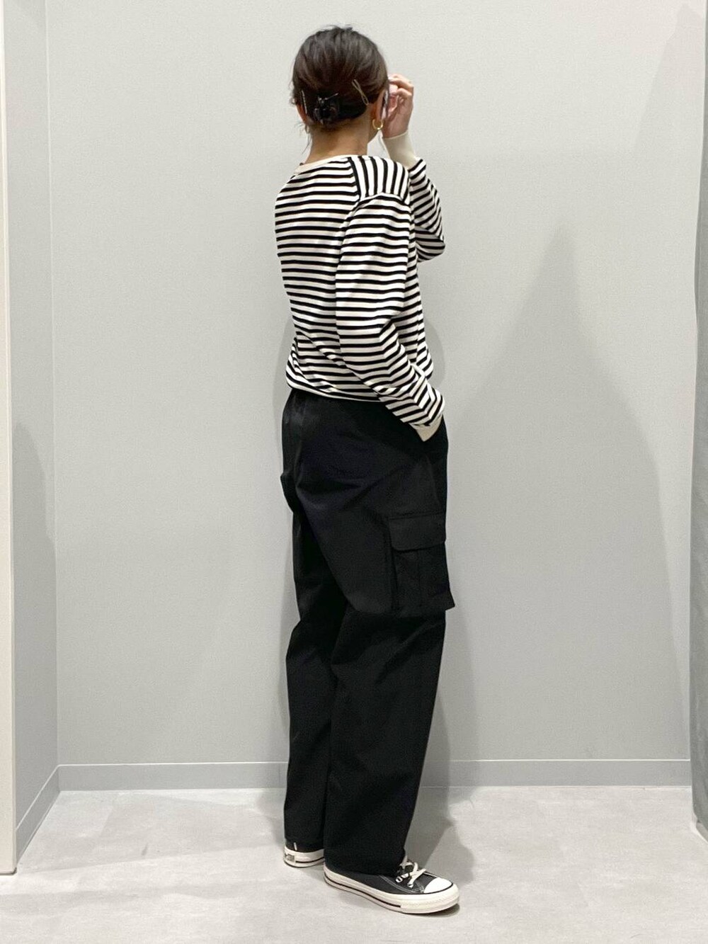 グレー系のカーディガン/ボレロ、ブラック系のカーゴパンツを着用したレディースの春コーディネートの2枚目の写真