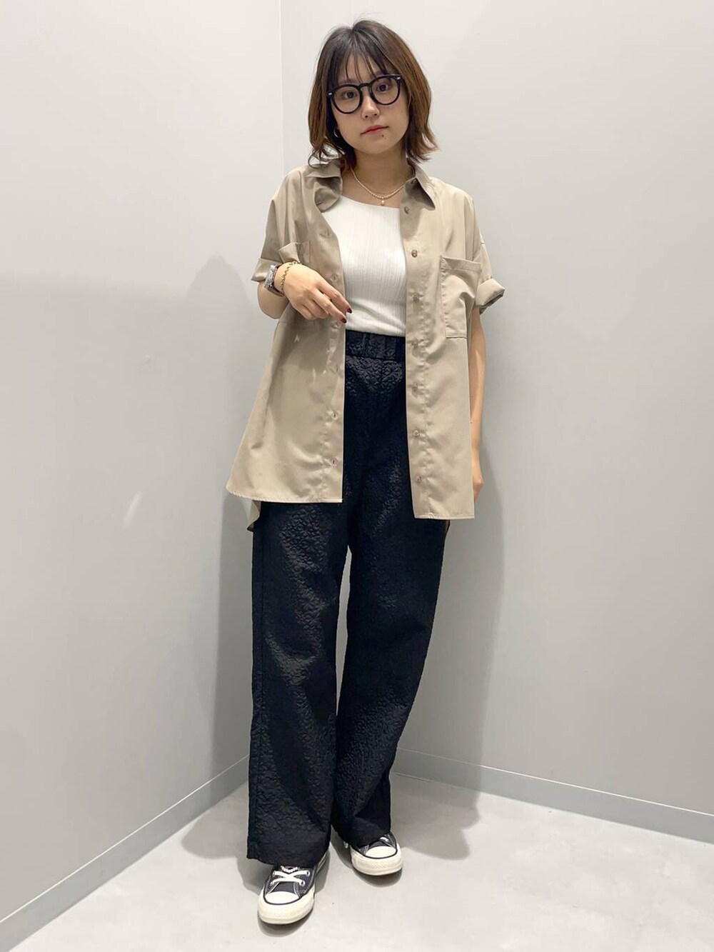 グレー系のその他パンツ、ベージュ系のシャツ/ブラウスを着用したレディースの夏コーディネートの2枚目の写真