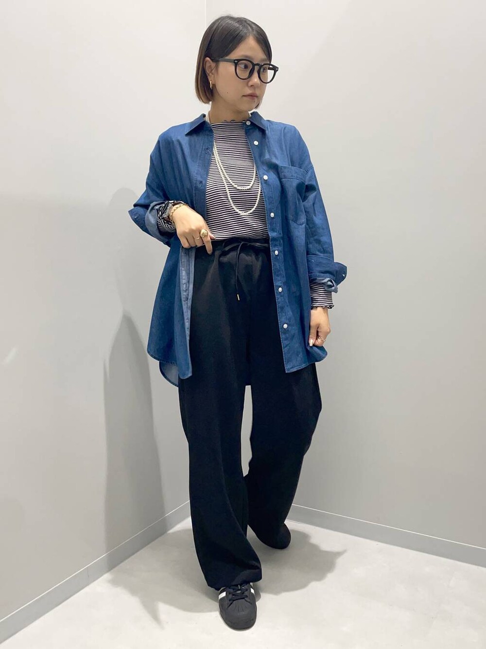 グレー系のTシャツ/カットソー、ブルー系のシャツ/ブラウス、ブラック系のその他パンツを着用したレディースの夏コーディネートの3枚目の写真