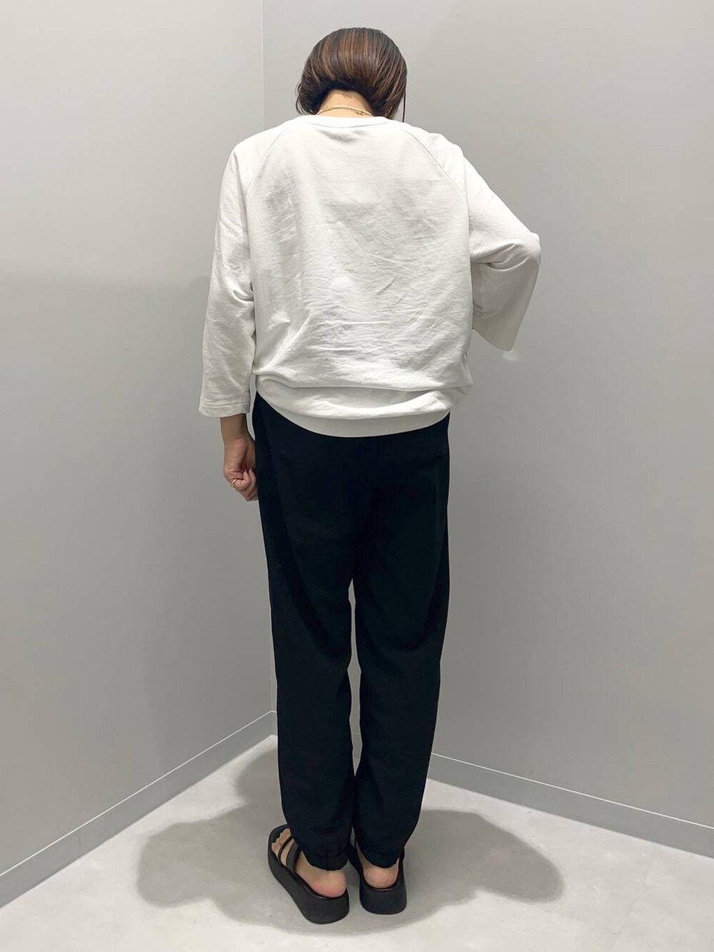 ホワイト系のTシャツ/カットソー、ブラック系のその他パンツを着用したレディースの夏コーディネートの3枚目の写真