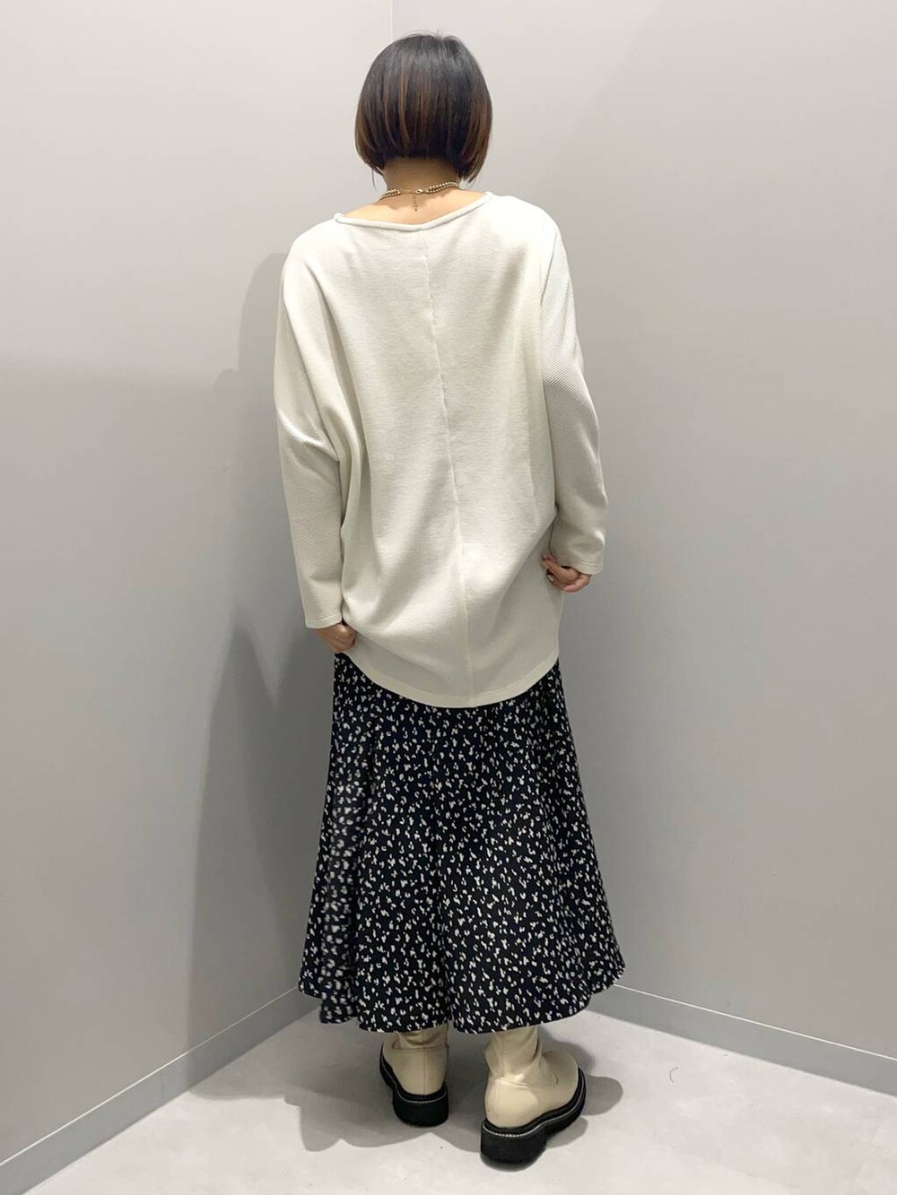 グレー系のその他パンツ、ホワイト系のTシャツ/カットソーを着用したレディースの秋コーディネートの3枚目の写真