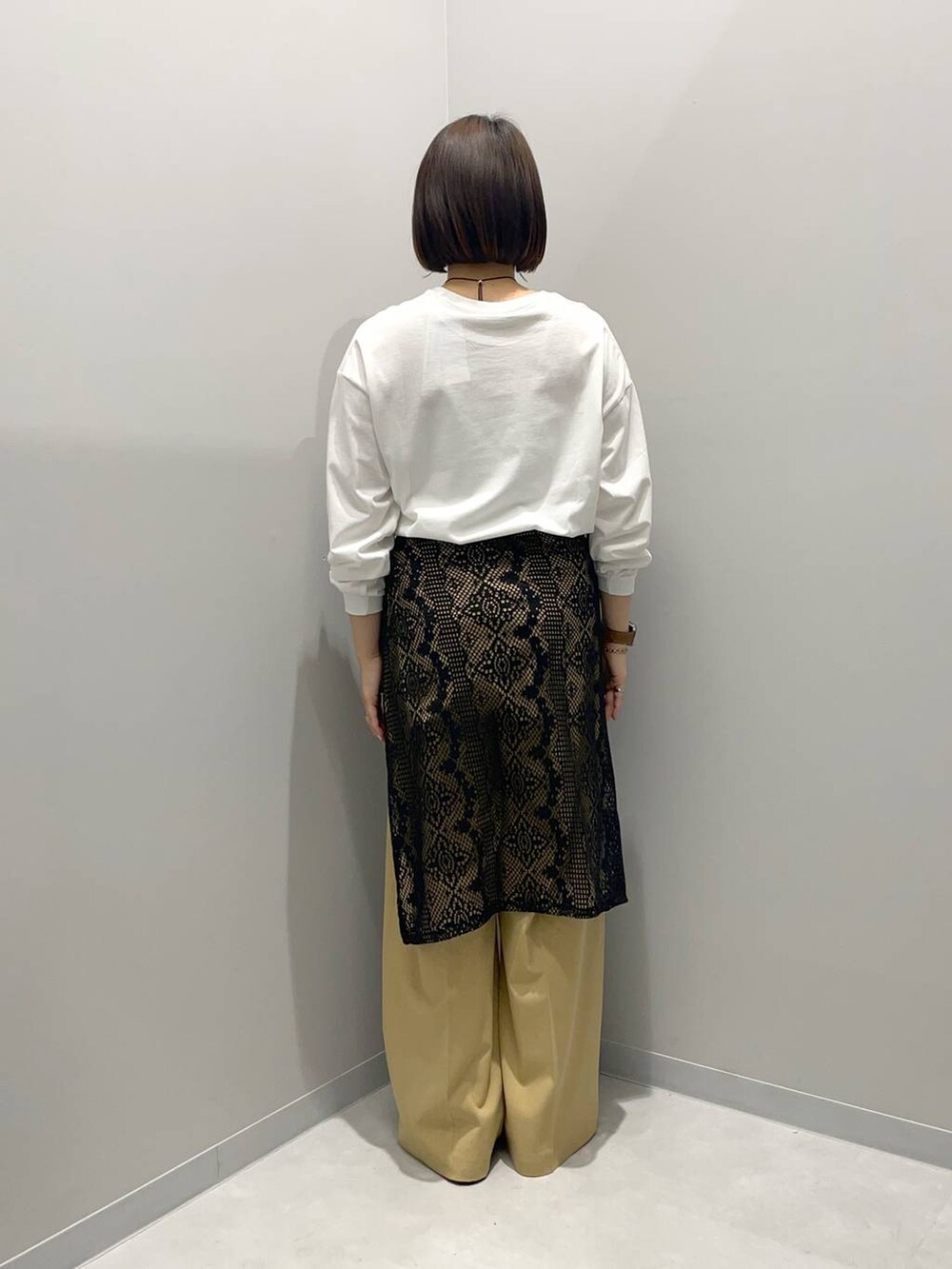 ベージュ系のその他パンツ、ホワイト系のTシャツ/カットソー、ブラック系のその他小物を着用したレディースの春コーディネートの3枚目の写真