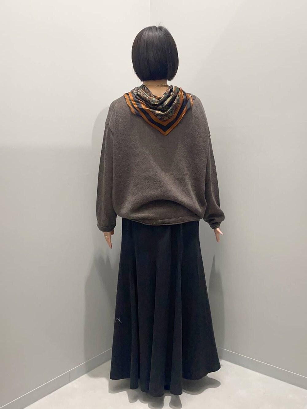 ブラウン系のニット/セーターを着用したレディースの秋コーディネートの3枚目の写真