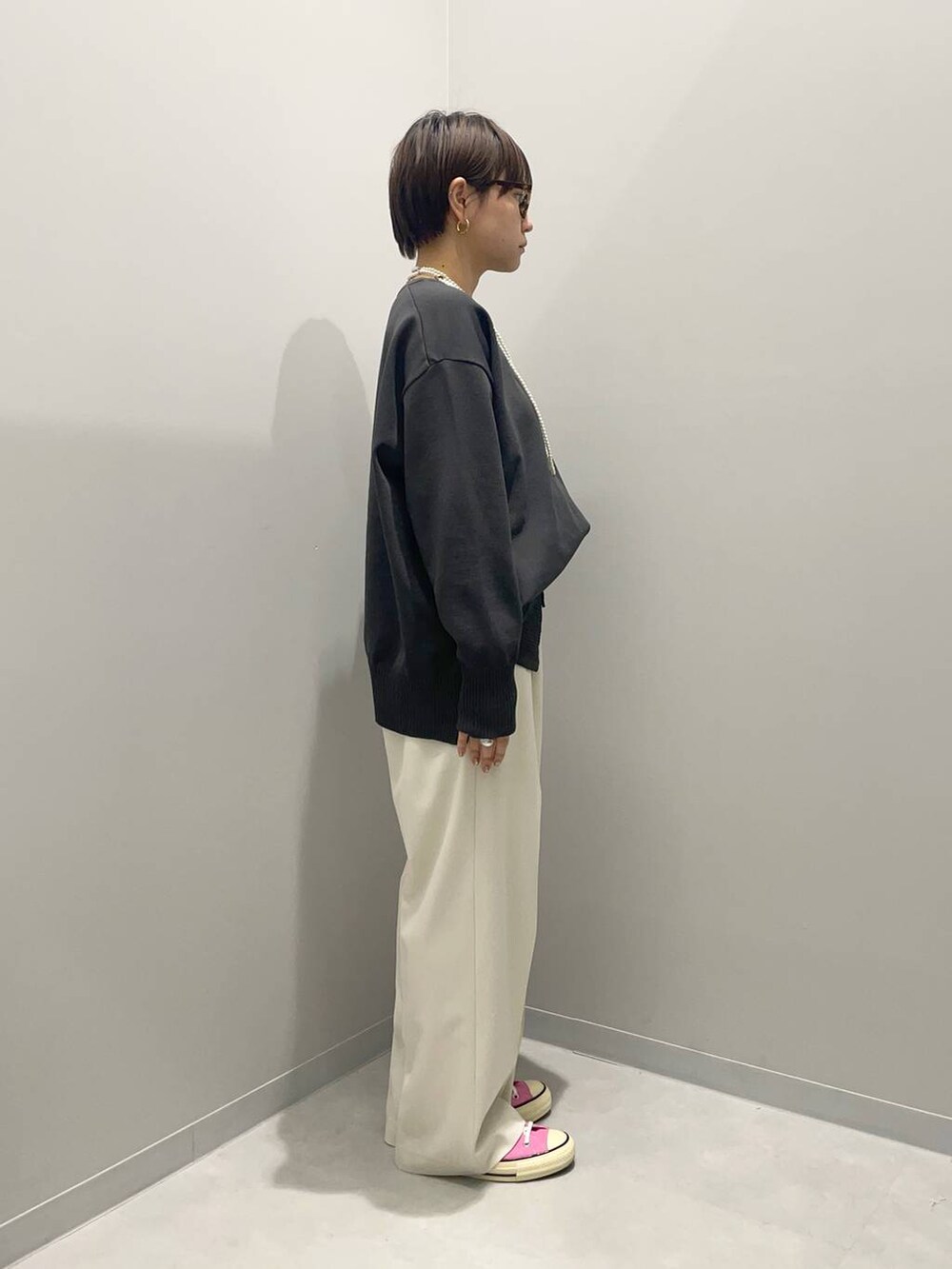 ホワイト系のその他パンツ、グレー系のニット/セーターを着用したレディースの春コーディネートの5枚目の写真