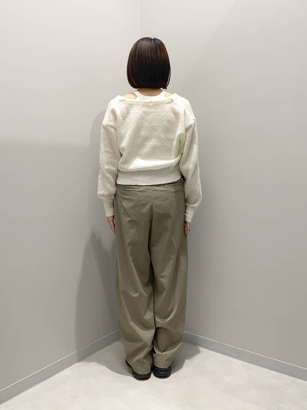 グリーン系のその他パンツ、ホワイト系のカーディガン/ボレロを着用したレディースの春コーディネートの4枚目の写真