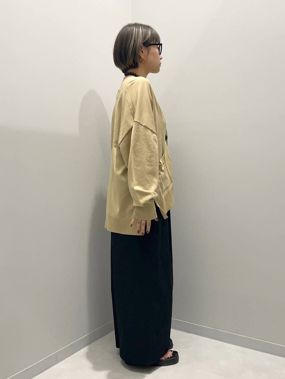 ベージュ系のカーディガン/ボレロ、ブラック系のその他パンツを着用したレディースの夏コーディネートの4枚目の写真