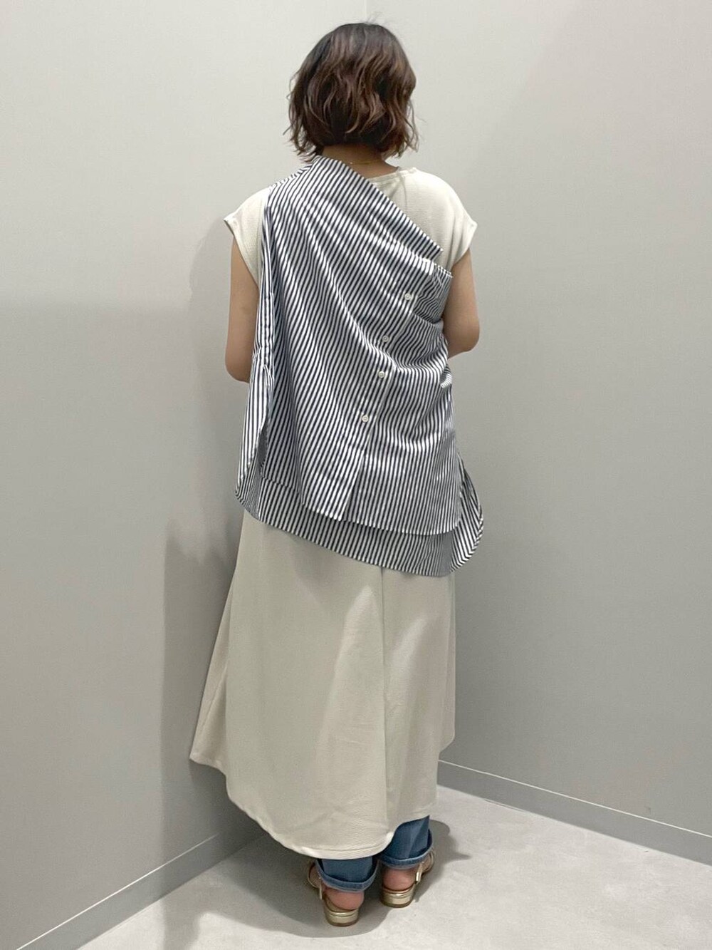 ホワイト系のワンピース、ブルー系のシャツ/ブラウス、ブルー系のデニムパンツを着用したレディースの春コーディネートの3枚目の写真