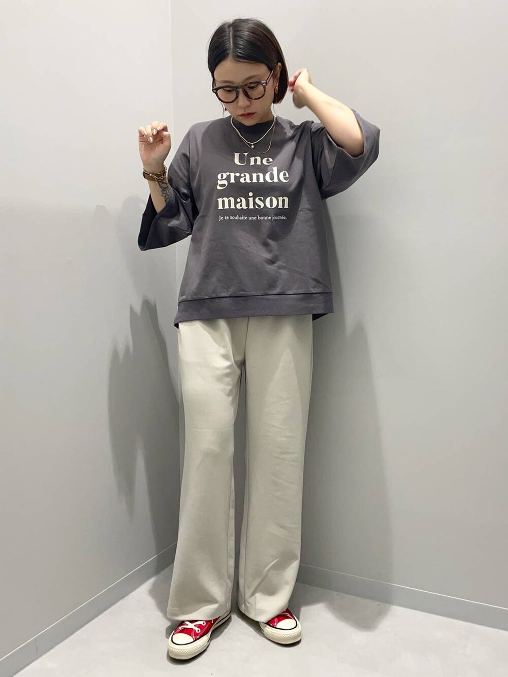 ホワイト系のその他パンツを着用したレディースの夏コーディネートの2枚目の写真