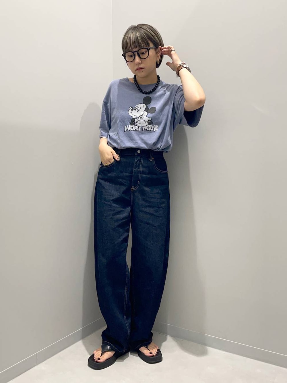 ブルー系のデニムパンツ、ブルー系のTシャツ/カットソーを着用したレディースの夏コーディネートの2枚目の写真