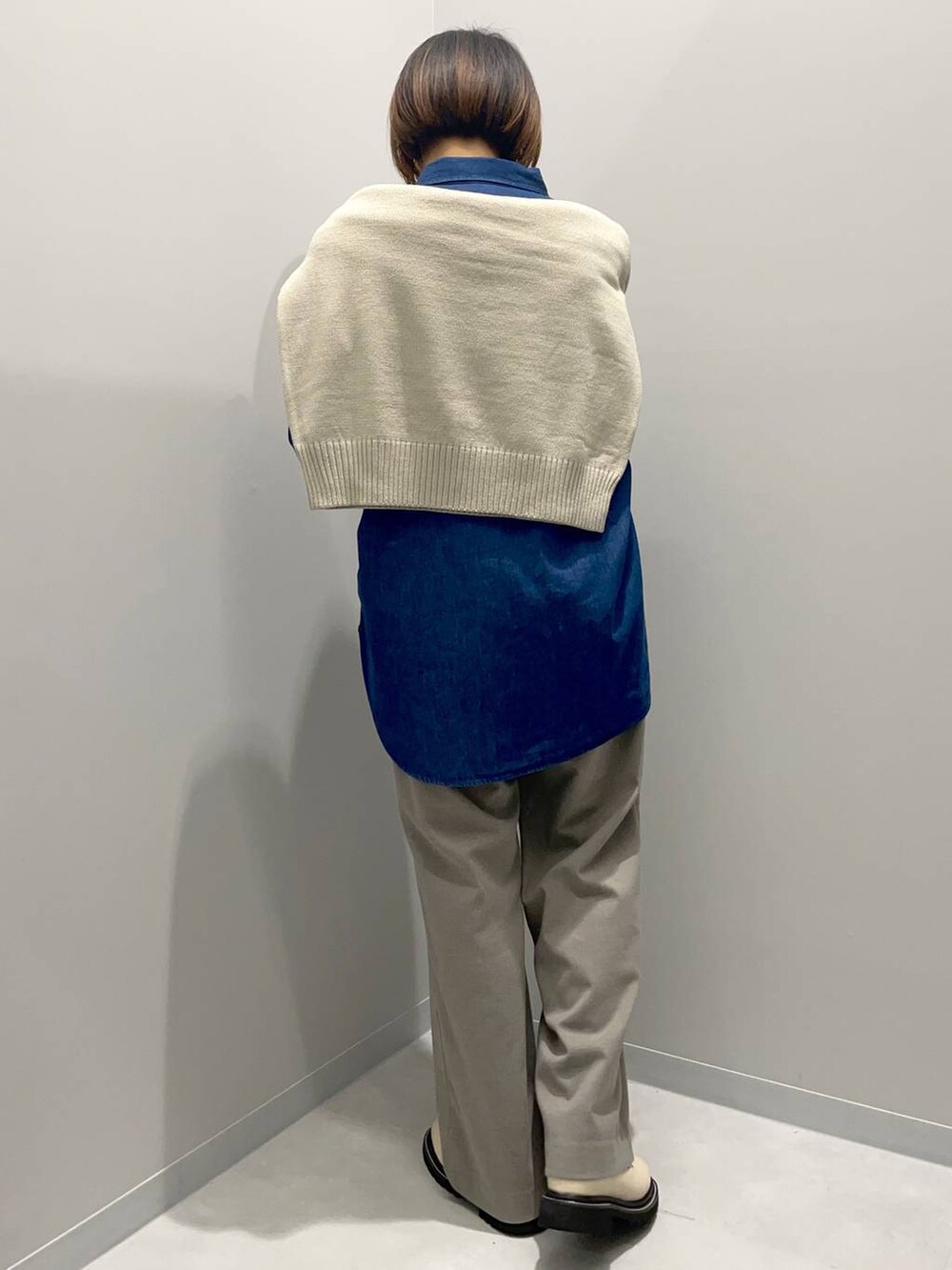 ブラウン系のその他パンツ、ブルー系のシャツ/ブラウス、ベージュ系のニット/セーターを着用したレディースの秋コーディネートの5枚目の写真