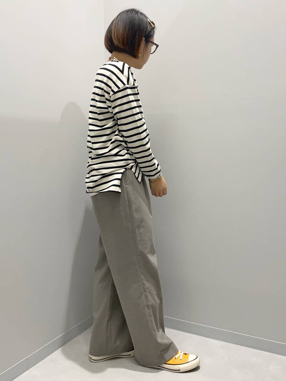 ブラウン系のその他パンツ、グレー系のTシャツ/カットソーを着用したレディースの秋コーディネートの3枚目の写真