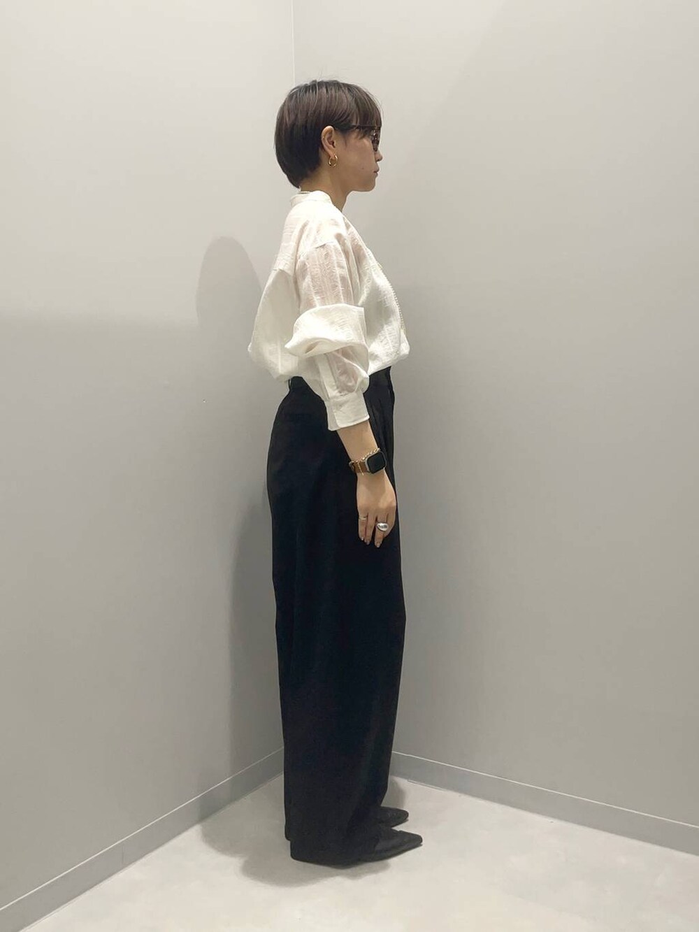 ブラック系のその他パンツ、ホワイト系のシャツ/ブラウスを着用したレディースの春コーディネートの3枚目の写真