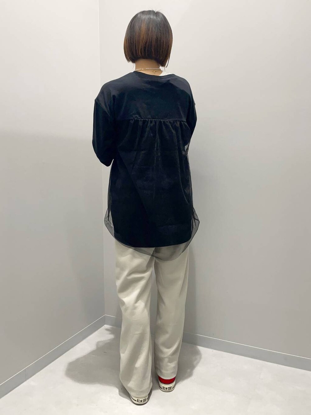 ホワイト系のその他パンツ、ブラック系のTシャツ/カットソーを着用したレディースの秋コーディネートの3枚目の写真