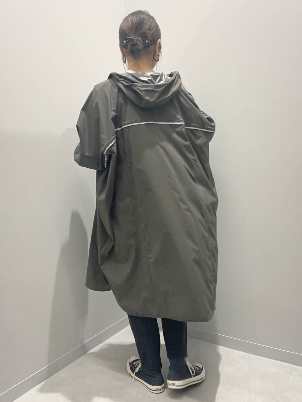 グリーン系のブルゾン、ブラック系のデニムパンツ、ホワイト系のTシャツ/カットソーを着用したレディースの夏コーディネートの5枚目の写真