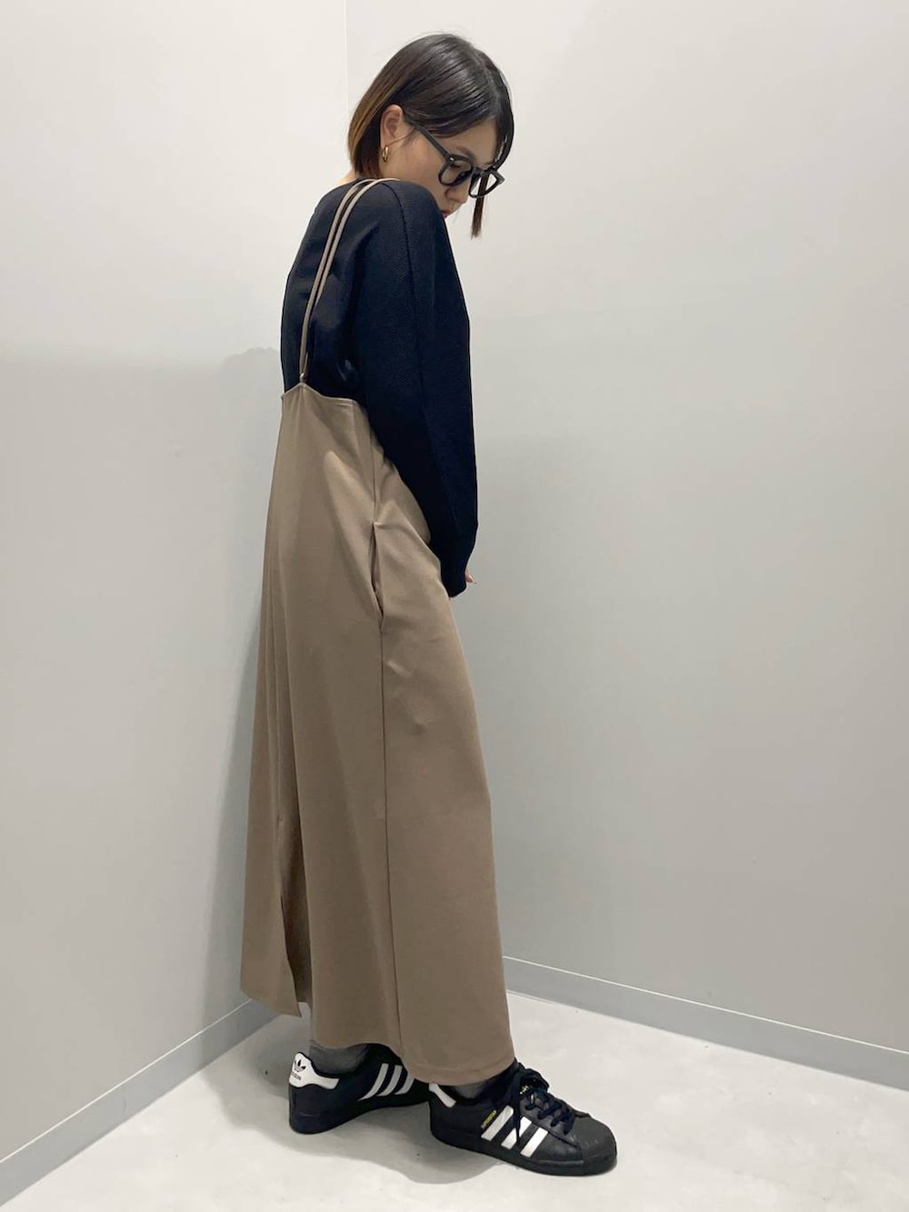 ブラウン系のシャツワンピース、ブラック系のTシャツ/カットソーを着用したレディースの秋コーディネートの3枚目の写真