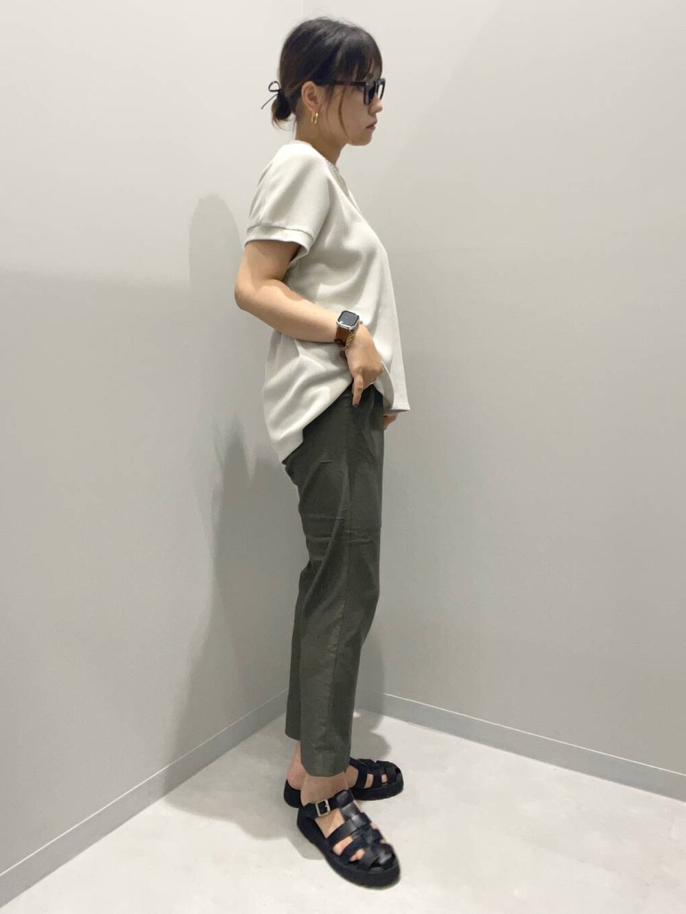 グレー系のその他パンツ、ホワイト系のTシャツ/カットソーを着用したレディースの夏コーディネートの2枚目の写真