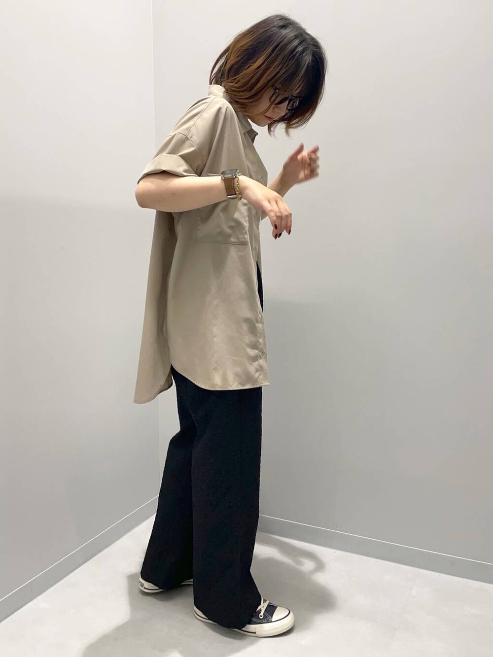 グレー系のその他パンツ、ベージュ系のシャツ/ブラウスを着用したレディースの夏コーディネートの3枚目の写真