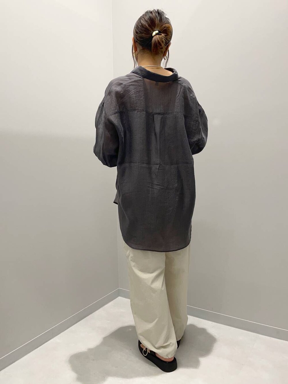 ホワイト系のカーゴパンツ、グレー系のシャツ/ブラウスを着用したレディースの夏コーディネートの4枚目の写真