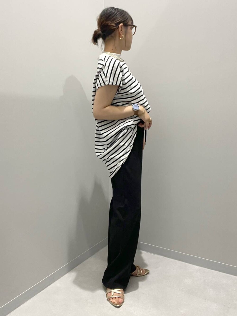 ホワイト系のTシャツ/カットソー、ブラック系のその他パンツを着用したレディースの夏コーディネートの2枚目の写真