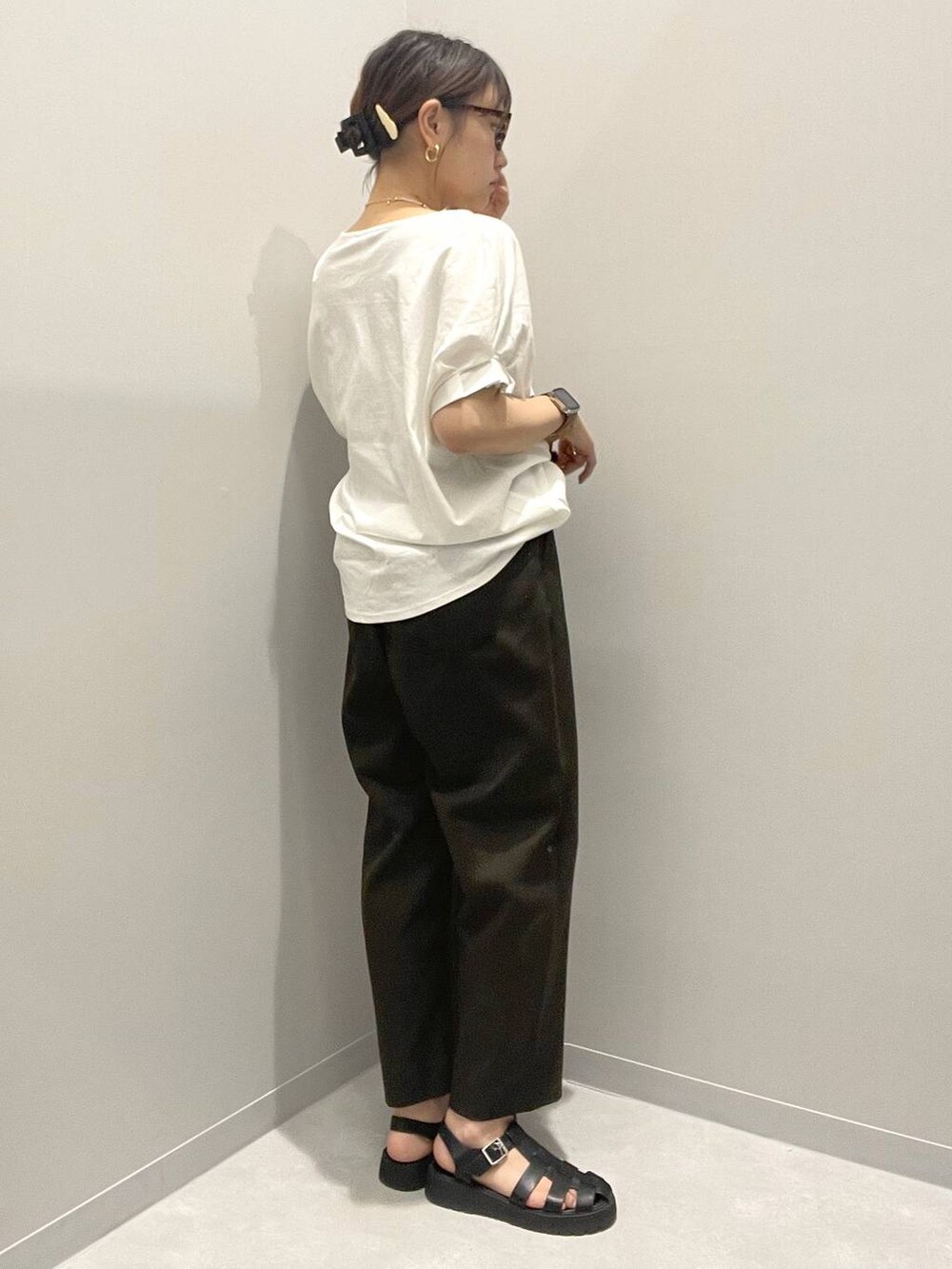 ホワイト系のTシャツ/カットソー、ブラウン系のその他パンツ、ホワイト系のネックレスを着用したレディースの春コーディネートの3枚目の写真