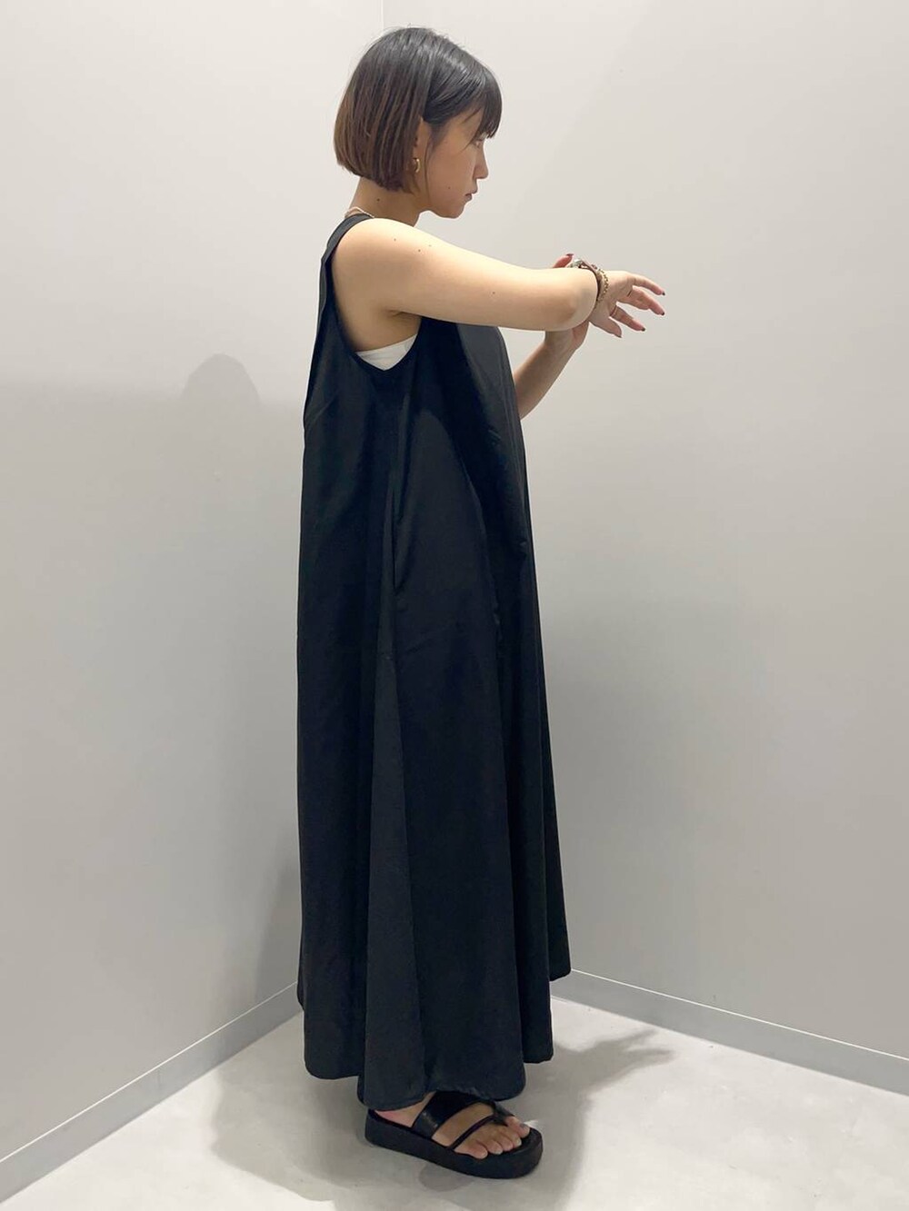 ブラック系のワンピースを着用したレディースの夏コーディネートの3枚目の写真