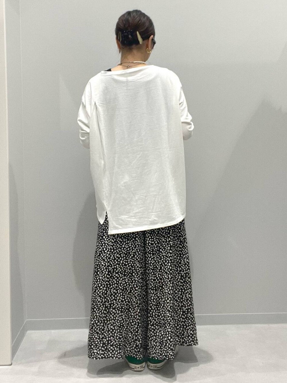 ホワイト系のTシャツ/カットソー、ホワイト系のその他パンツを着用したレディースの春コーディネートの3枚目の写真