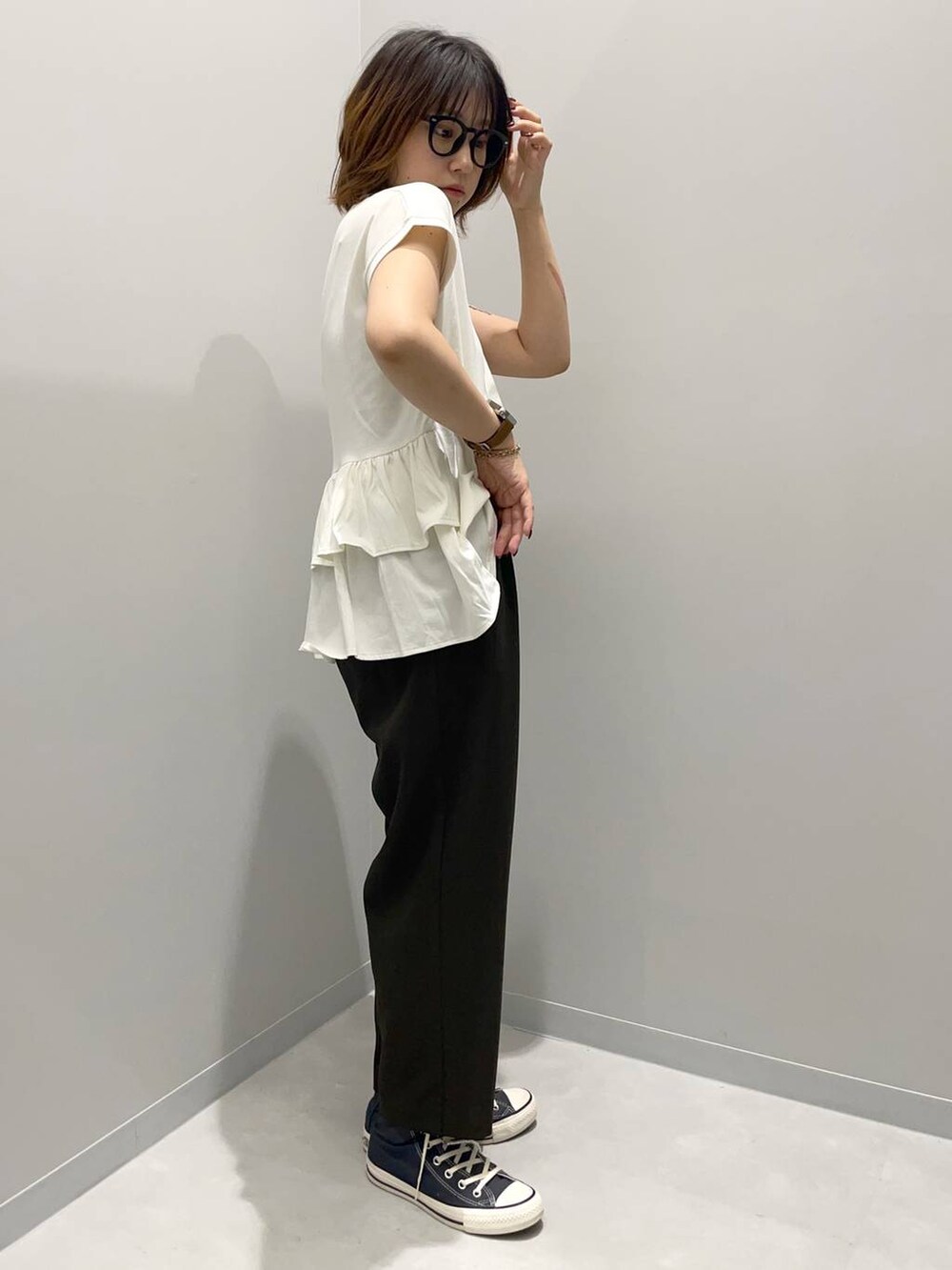 ホワイト系のTシャツ/カットソー、ブラウン系のその他パンツ、オレンジ系のネックレスを着用したレディースの夏コーディネートの2枚目の写真