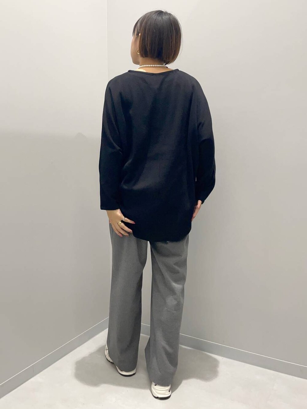 グレー系のその他パンツ、ブラック系のTシャツ/カットソーを着用したレディースの秋コーディネートの4枚目の写真