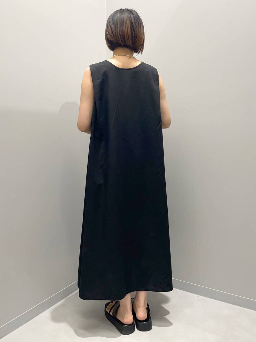 ブラック系のワンピースを着用したレディースの夏コーディネートの4枚目の写真