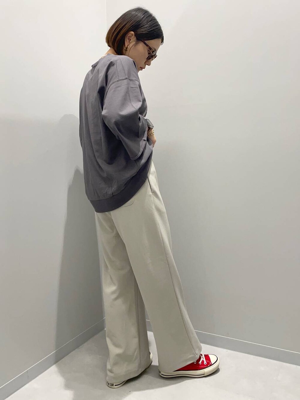 ホワイト系のその他パンツを着用したレディースの夏コーディネートの3枚目の写真