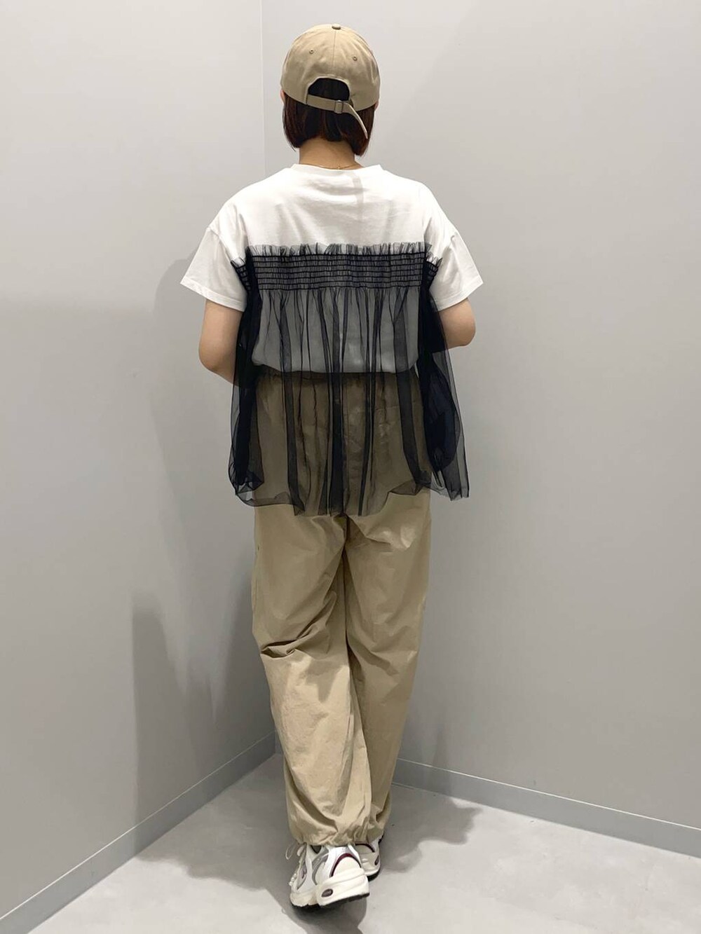 ベージュ系のカーゴパンツ、ホワイト系のTシャツ/カットソーを着用したレディースの夏コーディネートの3枚目の写真