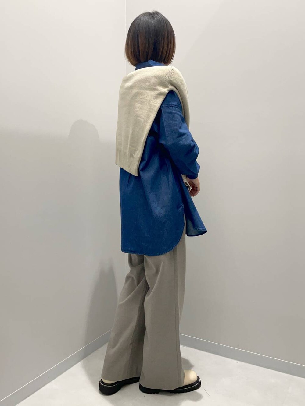 ブラウン系のその他パンツ、ブルー系のシャツ/ブラウス、ベージュ系のニット/セーターを着用したレディースの秋コーディネートの4枚目の写真