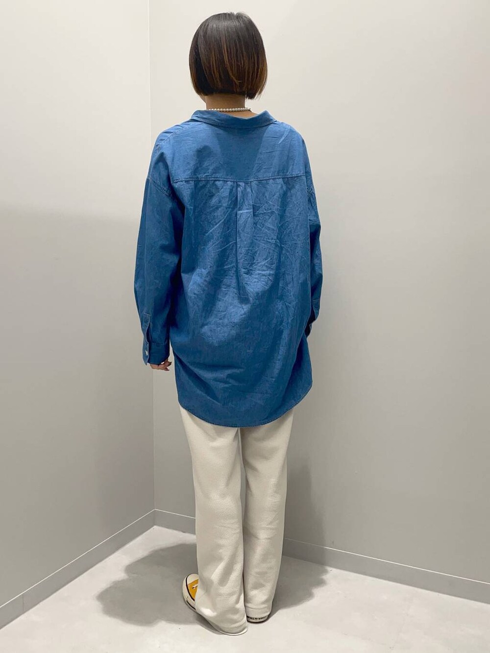 ブルー系のシャツ/ブラウスを着用したレディースの秋コーディネートの3枚目の写真