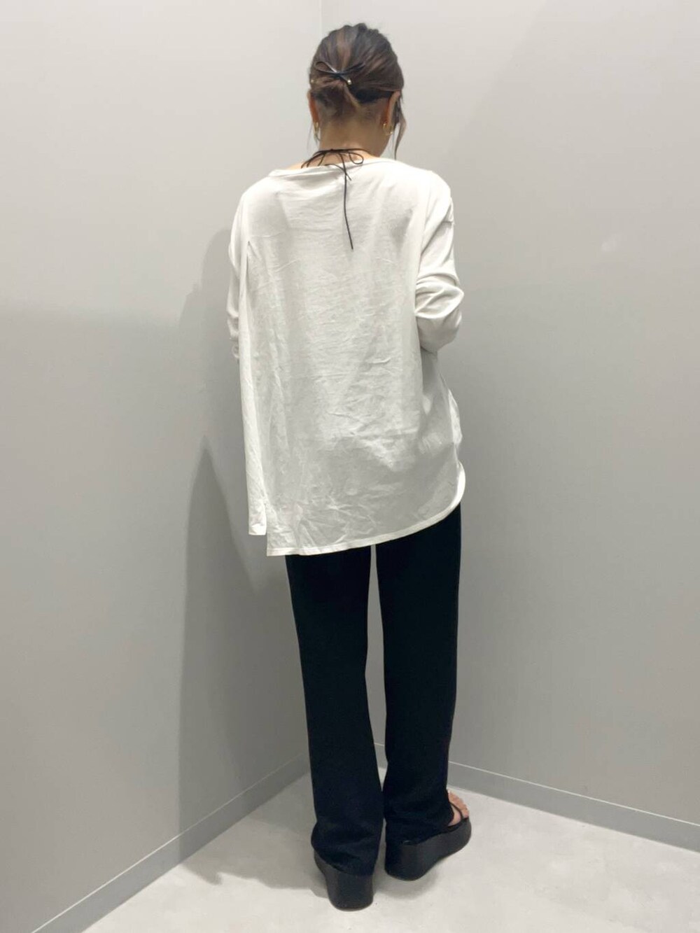 ブラック系のその他パンツ、ホワイト系のTシャツ/カットソーを着用したレディースの夏コーディネートの3枚目の写真