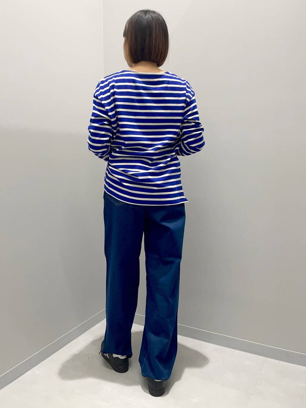 ブルー系のデニムパンツ、ブルー系のTシャツ/カットソーを着用したレディースの秋コーディネートの4枚目の写真