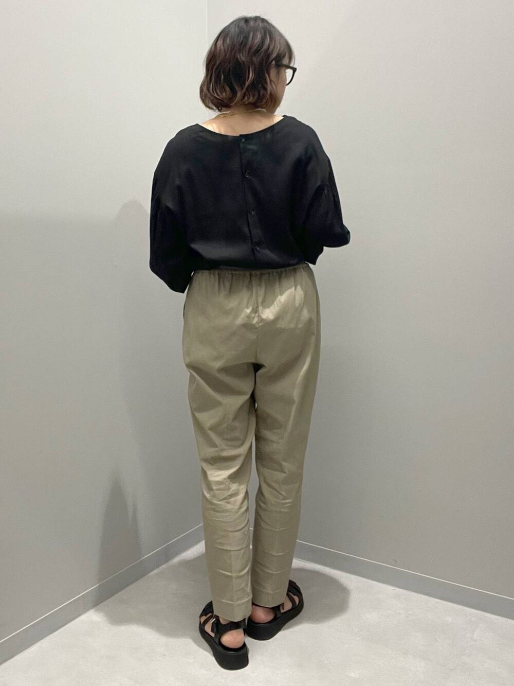 ベージュ系のその他パンツ、ブラック系のシャツ/ブラウス、ホワイト系のネックレスを着用したレディースの春コーディネートの3枚目の写真