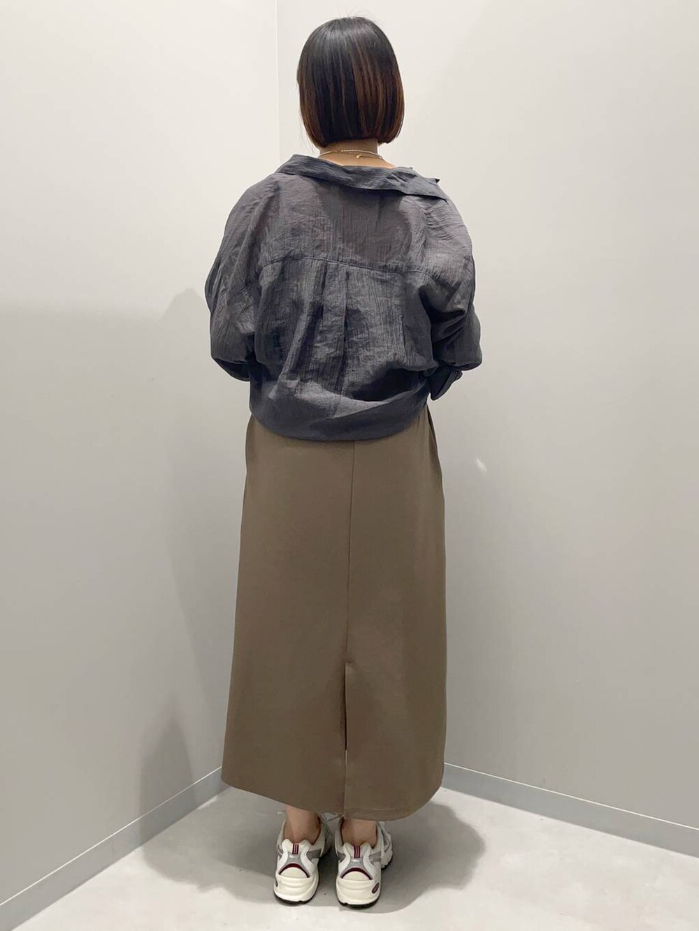 グレー系のシャツ/ブラウス、ブラウン系のシャツワンピースを着用したレディースの夏コーディネートの3枚目の写真