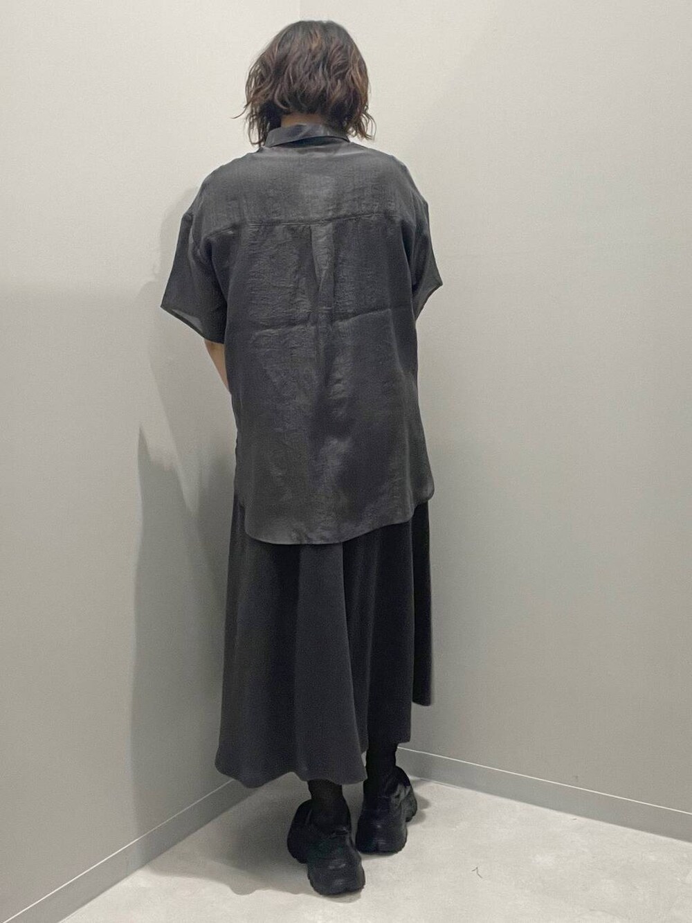 グレー系のシャツ/ブラウス、グレー系のワンピース、ブラック系のソックス/靴下を着用したレディースの春コーディネートの3枚目の写真