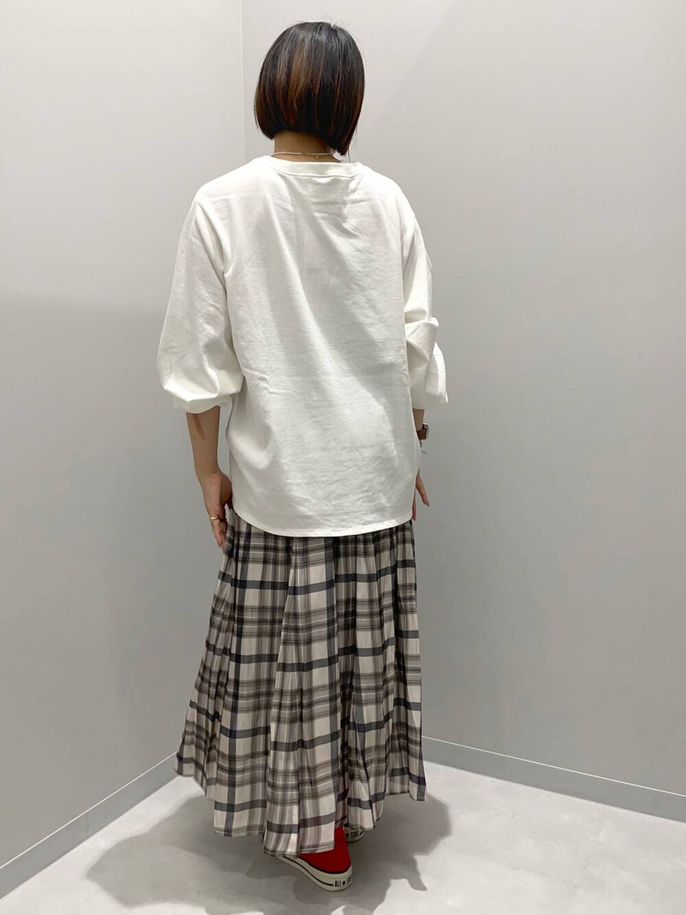 ホワイト系のTシャツ/カットソー、ベージュ系のスカートを着用したレディースの夏コーディネートの2枚目の写真