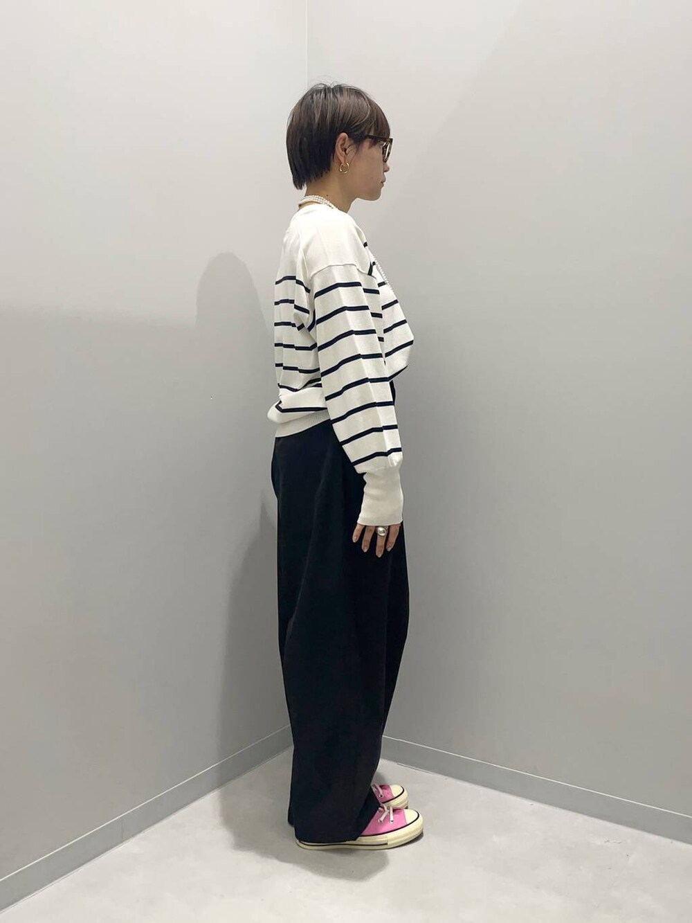 ブラック系のその他パンツ、ホワイト系のニット/セーターを着用したレディースの春コーディネートの4枚目の写真