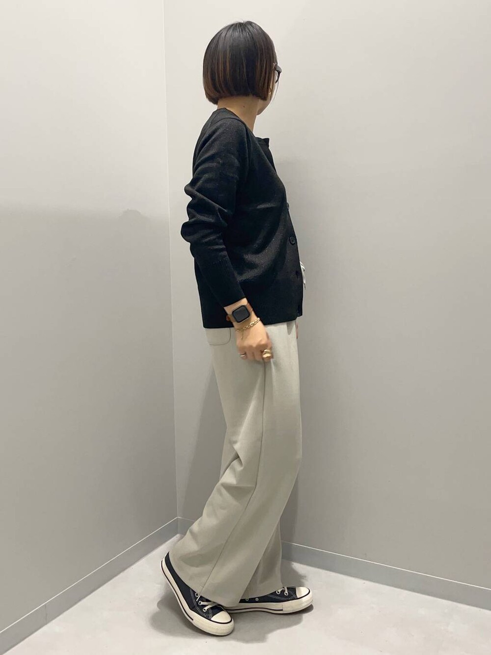 ブラック系のカーディガン/ボレロ、ホワイト系のその他パンツを着用したレディースの秋コーディネートの2枚目の写真