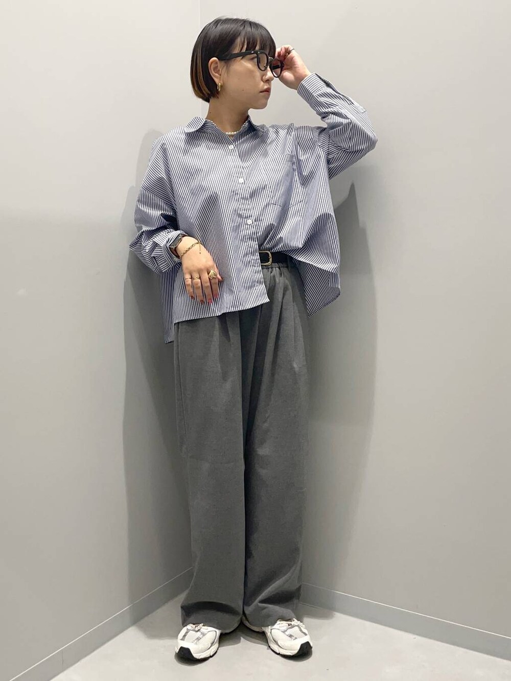 グレー系のその他パンツ、ブルー系のシャツ/ブラウスを着用したレディースの秋コーディネートの2枚目の写真