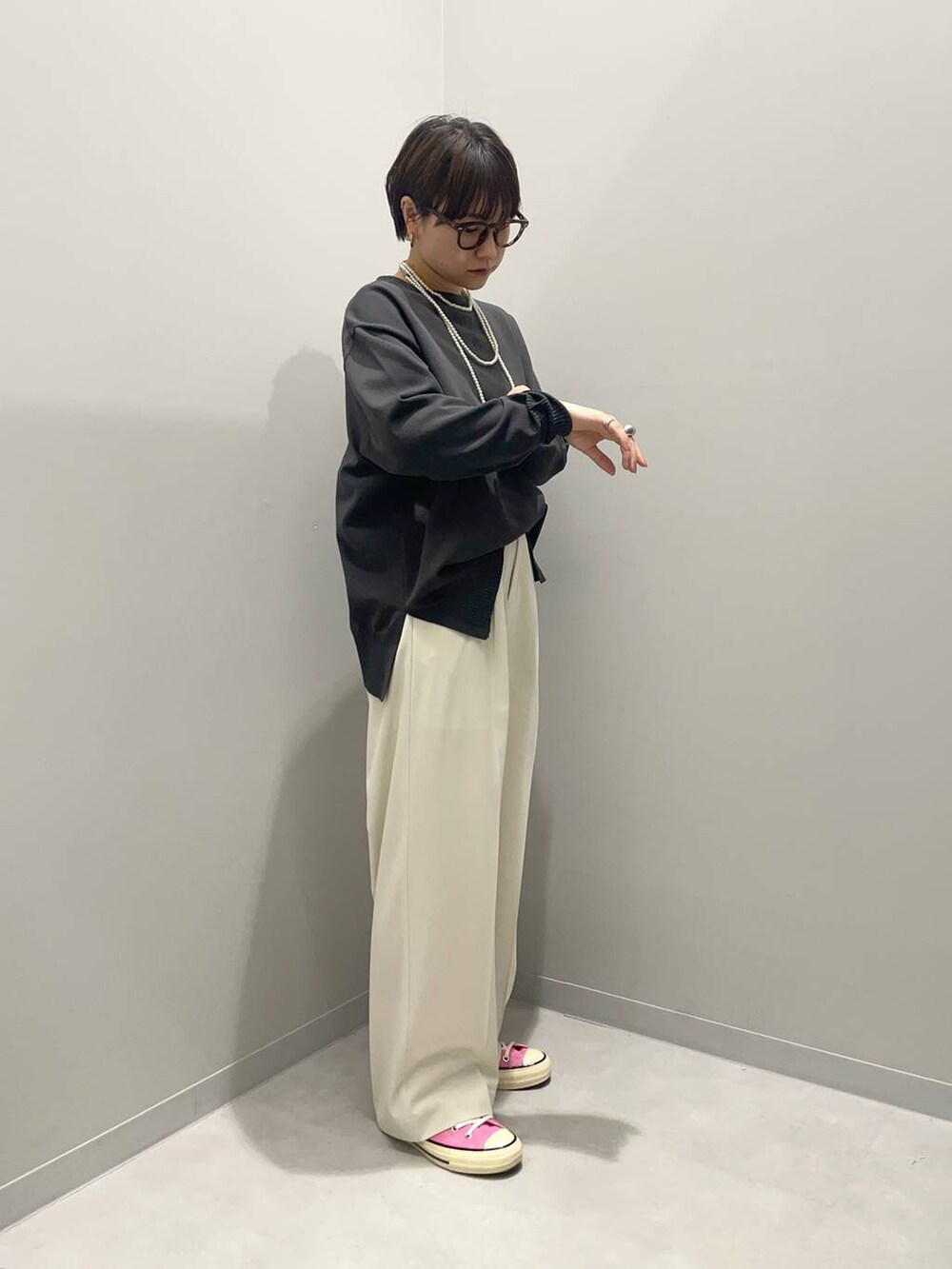 ホワイト系のその他パンツ、グレー系のニット/セーターを着用したレディースの春コーディネートの4枚目の写真