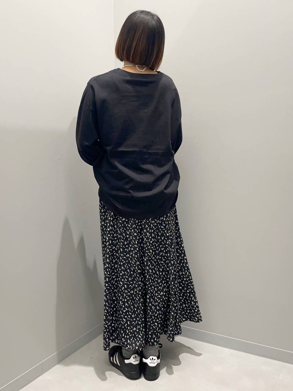 グレー系のその他パンツ、ブラック系のTシャツ/カットソーを着用したレディースの秋コーディネートの4枚目の写真